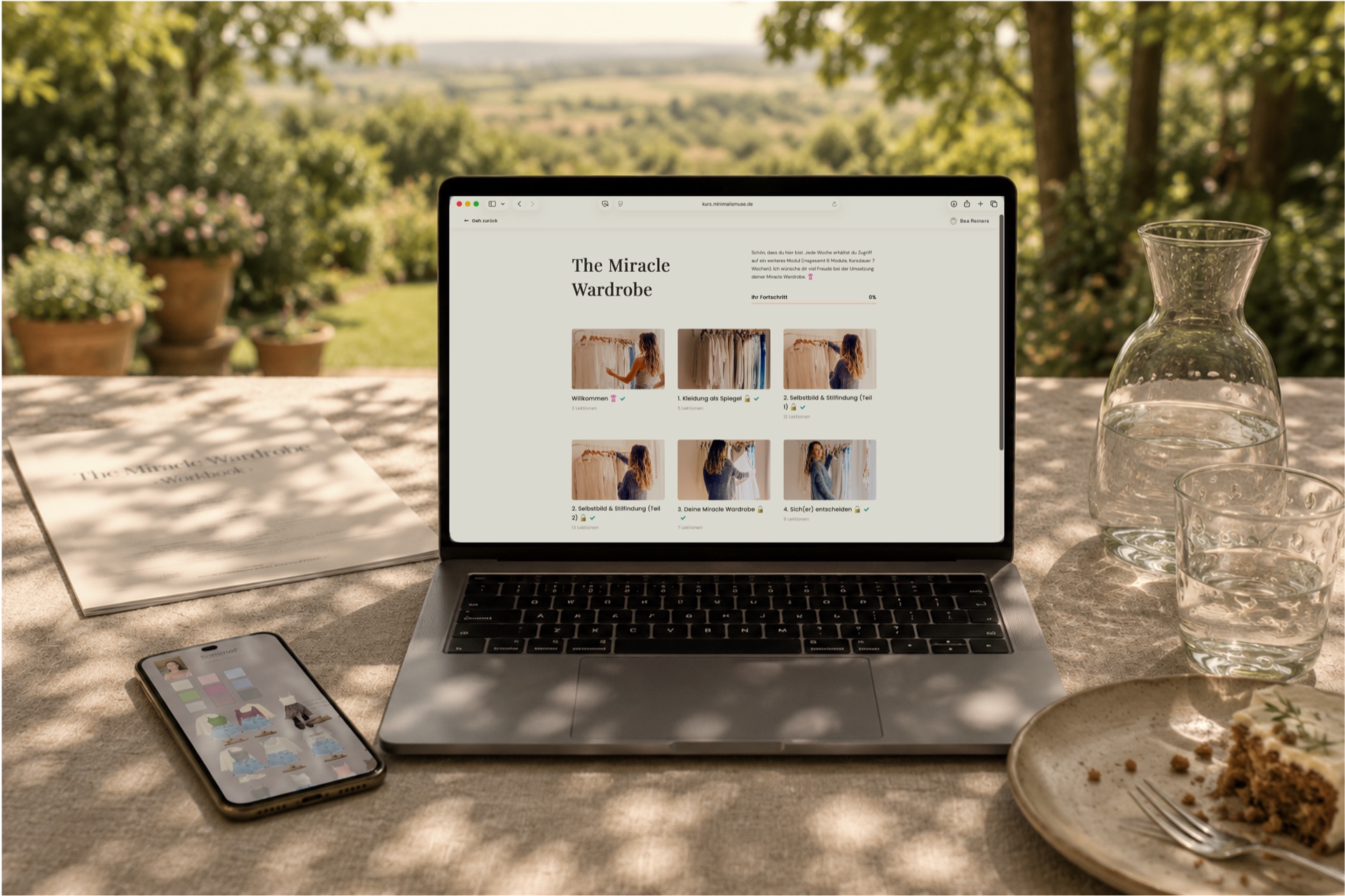 Der Miracle Wardrobe Kurs auf einem Laptop im Garten