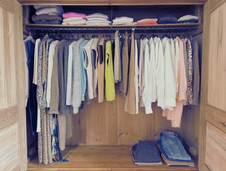 Kleiderschrank nachher: klar, geordnet und stimmig